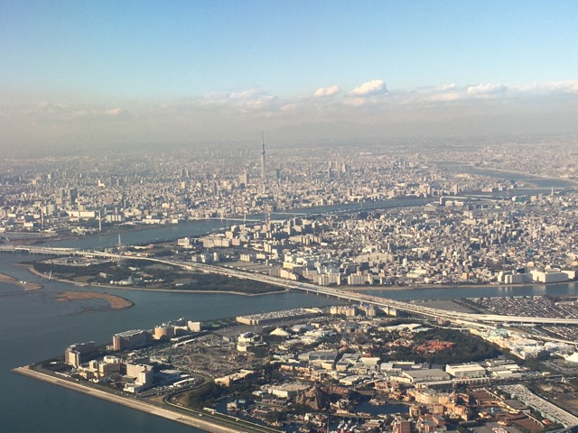 東京へは空路で移動しました。<br>手前に某人気テーマパーク，<br>奥に東京スカイツリーが見えます。