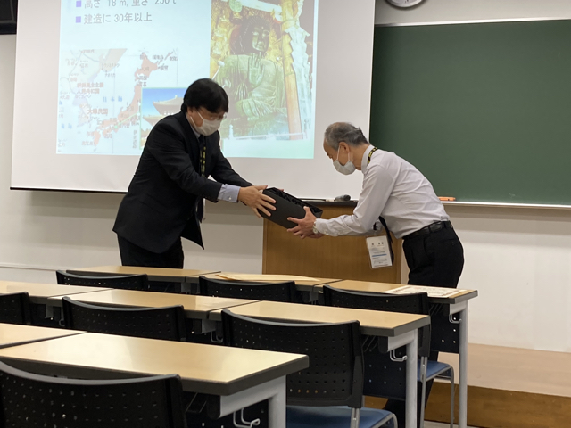 セッションでは，分野を代表する，臼井博明先生が有機分子・バイオエレクトロニクス分科会業績賞を受賞されました。