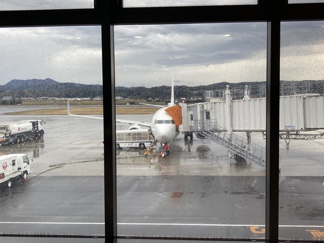 出雲空港にて。これから仙台に向けて出発します。航空会社の乗り継ぎ運賃やパックツアーで出雲⇄仙台の設定がなかったため，今回は東京から新幹線での移動となりました。