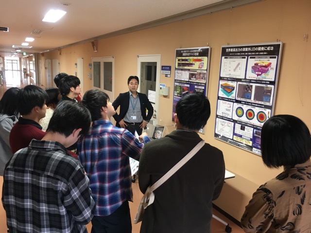 続いて見学です。<br>深紫外ICTデバイス研の井上先生から<br>深紫外光デバイスの紹介がありました。