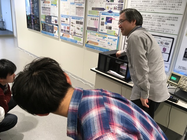 続いてナノ機能集積プロジェクトの<br>富成先生から電気光学効果デバイスの<br>ご紹介を戴きました。