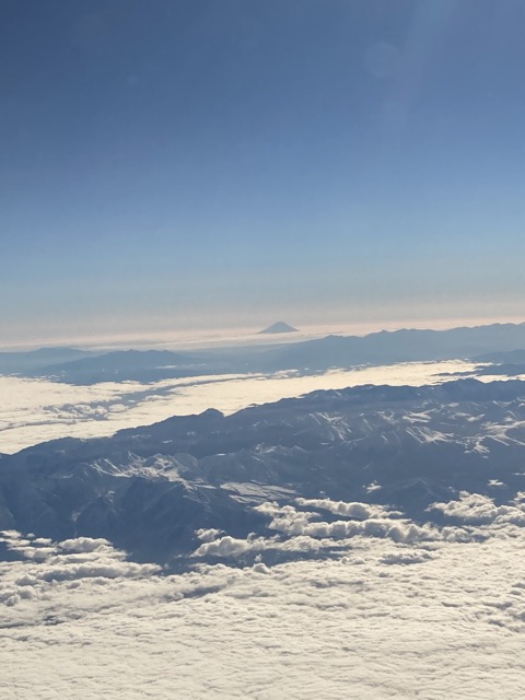 途中，富士山がきれいに見えていました。手前は北アルプスの山並みです。