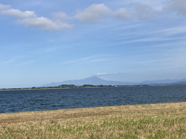 合格を祈っています！<br>（写真は無関係です。奥の山は大山です。噴火しているようにも見えますが，単なる雲です。）