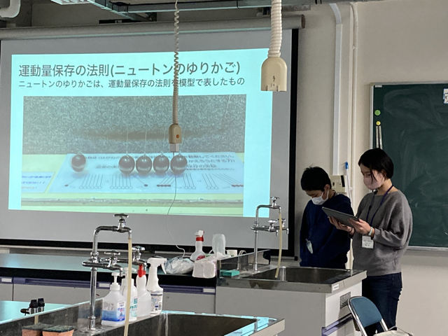 4つ目のグループは第6展示室の内容から「運動量保存の法則について」を発表してくれました。