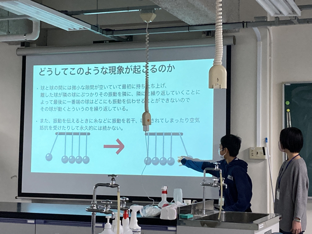 「ニュートンのゆりかご」から，どうしてそのような動きになるのか疑問に思い，調べてくれました。