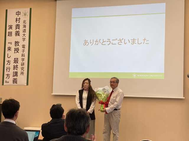 記念に弟子の帯刀先生から花束が贈呈されました。
