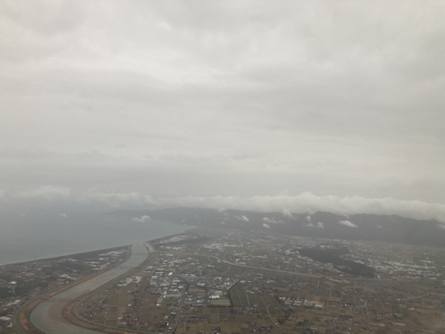 帰りの出雲空港への便は，珍しく西側からの着陸でした。出雲大社方向の眺め。