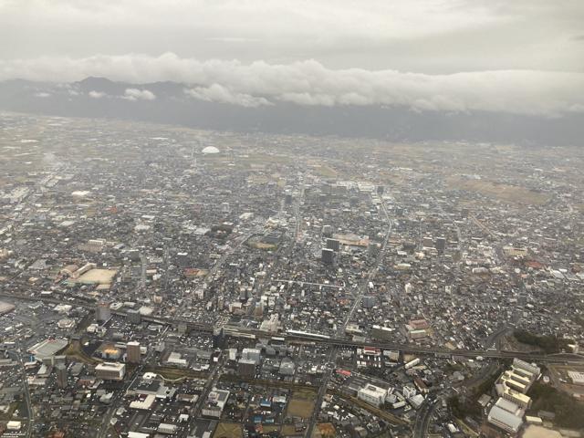 真下に出雲市駅，中央左上に出雲ドームが見えます。