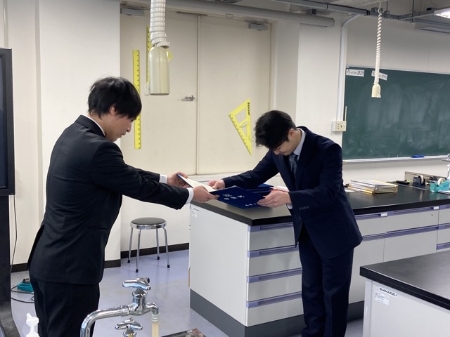 専攻長から荒木くんに学位記が授与されました。