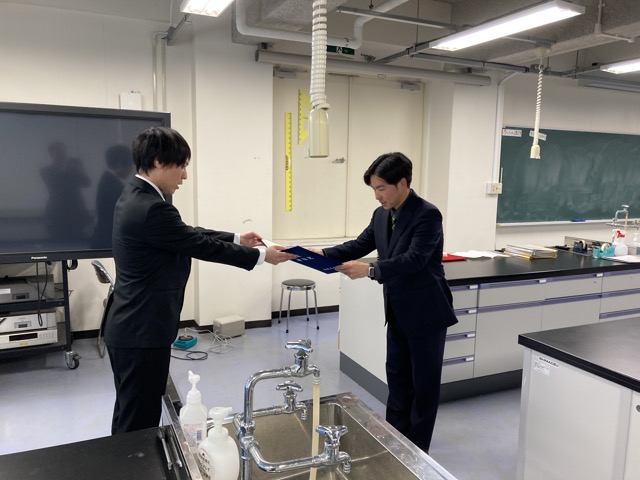 専攻長から谷くんに学位記が授与されました。