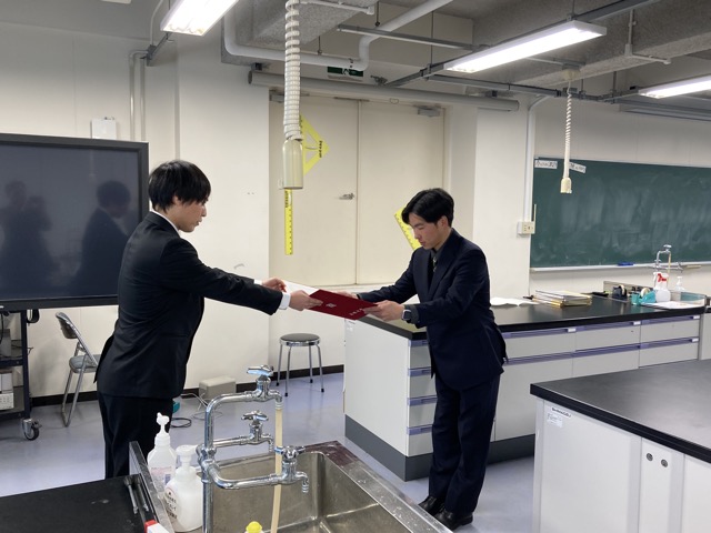 谷くんは学会での受賞が評価され，島根大学から優良学生表彰を受けました。