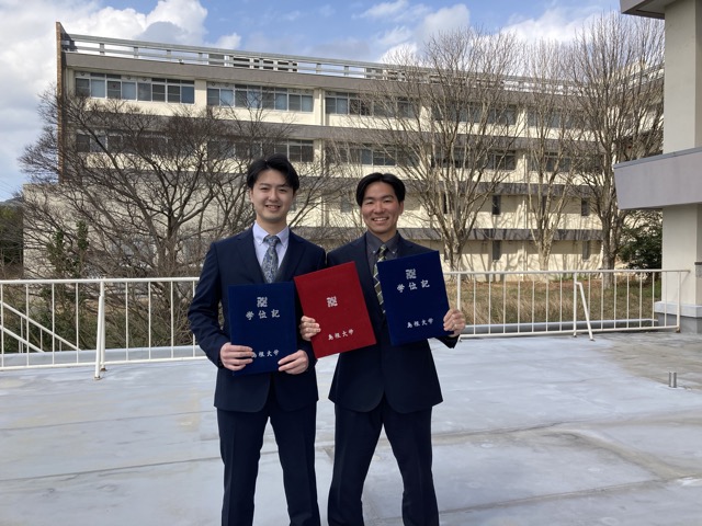 屋外で記念撮影