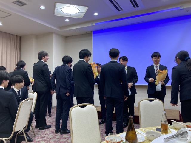 在学生から花束が贈られました。