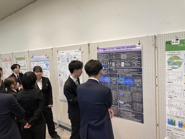 ポスター発表風景①
織部：ナノ電解法によるTTF系ナノ単結晶の作製と電界効果特性