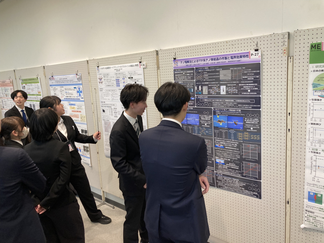 ポスター発表風景②
福田：ハロゲン化銅層状ハイブリッドペロブスカイトの構造と物性